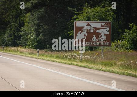 Deutschland 20. Giu 2024: Im Bild: Eine Tourist ische Unterrichtungstafel, Wegweiser für Sehenswürdigkeiten an der Autobahn A1. Oldenburger Münsterland *** Germania 20 giugno 2024 nella foto Un ente di informazione turistica, cartello per i luoghi di interesse sull'autostrada A1 Oldenburger Münsterland Copyright: XFotostandx/xGelhotx Foto Stock