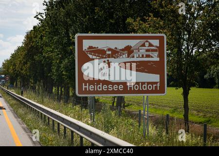 Deutschland 20. Giu 2024: Im Bild: Eine Tourist ische Unterrichtungstafel, Wegweiser für Sehenswürdigkeiten an der Autobahn A1. Heidesee Holdorf *** Germania 20 giugno 2024 nella foto Un cartello con le indicazioni per i luoghi di interesse sull'autostrada A1 Heidesee Holdorf Copyright: XFotostandx/xGelhotx Foto Stock