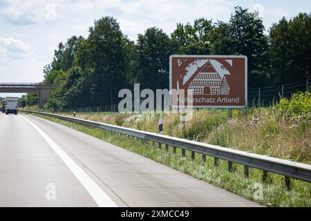 Deutschland 20. Giu 2024: Im Bild: Eine Tourist ische Unterrichtungstafel, Wegweiser für Sehenswürdigkeiten an der Autobahn A1. Kulturschatz Artland *** Germania 20 giugno 2024 nella foto Un ufficio informazioni turistiche, cartello per i luoghi di interesse sull'autostrada A1 Kulturschatz Artland Copyright: XFotostandx/xGelhotx Foto Stock