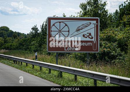 Deutschland 20. Giu 2024: Im Bild: Eine Tourist ische Unterrichtungstafel, Wegweiser für Sehenswürdigkeiten an der Autobahn A1. Museo industrie Lohne *** Germania 20 giugno 2024 nella foto Un cartello per le informazioni turistiche, indicazione per i luoghi di interesse sull'autostrada A1 Museo industrie Lohne Copyright: XFotostandx/xGelhotx Foto Stock