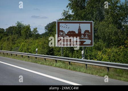 Deutschland 20. Giu 2024: Im Bild: Eine Tourist ische Unterrichtungstafel, Wegweiser für Sehenswürdigkeiten an der Autobahn A1. Zevener Geest *** Germania 20 giugno 2024 nella foto Un ufficio informazioni turistiche, cartello per i luoghi di interesse sull'autostrada A1 Zevener Geest Copyright: XFotostandx/xGelhotx Foto Stock