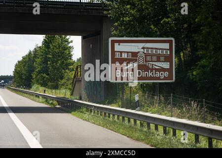 Deutschland 20. Giu 2024: Im Bild: Eine Tourist ische Unterrichtungstafel, Wegweiser für Sehenswürdigkeiten an der Autobahn A1. Burg Dinklage *** Germania 20 giugno 2024 nella foto Un ufficio informazioni turistiche, cartello per i luoghi di interesse sull'autostrada A1 Burg Dinklage Copyright: XFotostandx/xGelhotx Foto Stock