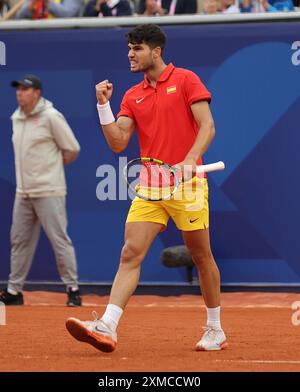 Parigi, Francia. 27 luglio 2024. Il tennista spagnolo Carlos Alcaraz reagisce nel suo primo turno contro il libanese Hady Habib al Roland Garros nella giornata di apertura delle Olimpiadi di Parigi di sabato 27 luglio 2024. Foto di Hugo Philpott/UPI credito: UPI/Alamy Live News Foto Stock