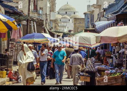 Tunisi, Tunisia. Scena di strada che conduce a Sidi Mehrez moschea, la Medina di Tunisi. Foto Stock