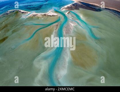 Una vista aerea delle paludi maree con tranquille acque turchesi e sabbia dorata nella baia degli squali nell'Australia occidentale Foto Stock