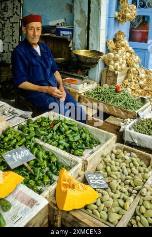 Tunisi, Tunisia. Fornitore di vegetali nel mercato di quartiere vicino a Bab Souika. Egli indossa una chechia, il tradizionale tunisino hat. Foto Stock