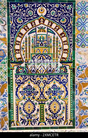 Tunisi, Tunisia. Decorativi pannello parete di piastrelle di ceramica, la Medina di Tunisi. Foto Stock