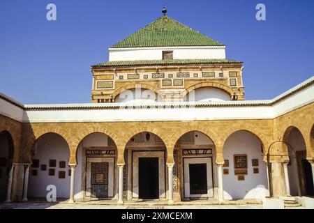 Tunisi, Tunisia. Zawiya di Sidi Kacem al-Jalizi, 17°-18°. Secolo, restaurato nel XX secolo. Secolo. Sidi Kacem, morto nel 1496, è la ceramica più famosa della Tunisia Foto Stock