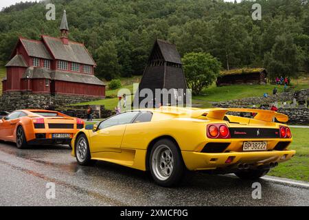 BORGUND, NORVEGIA - 13 AGOSTO 2016: Auto da supersport gialle Lamborghini Diablo VT e Gallardo a Borgund, Norvegia Foto Stock