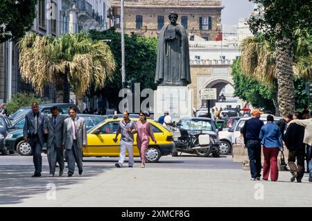 Tunisi, Tunisia. Statua di Ibn Khaldun, tunisini storico e filosofo. Ingresso alla medina in background. Foto Stock