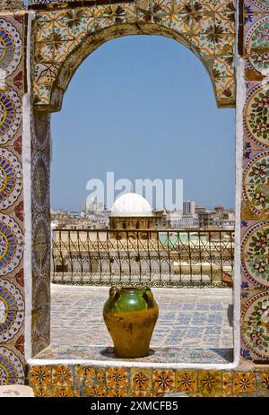 La Tunisia. La Medina di Tunisi. Vista sul tetto della cupola della moschea Zeitouna. Foto Stock