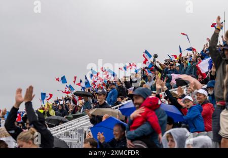 Vaires Sur Marne. 27 luglio 2024. Gli spettatori guardano il doppio scudo femminile del canottaggio ai Giochi Olimpici di Parigi 2024 a Vaires-sur-Marne, in Francia, il 27 luglio 2024. Crediti: Sun Fei/Xinhua/Alamy Live News Foto Stock