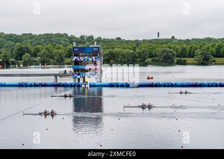 Vaires Sur Marne. 27 luglio 2024. Le atlete gareggiano durante il doppio sculls femminile del canottaggio ai Giochi Olimpici di Parigi 2024 a Vaires-sur-Marne, in Francia, il 27 luglio 2024. Crediti: Sun Fei/Xinhua/Alamy Live News Foto Stock