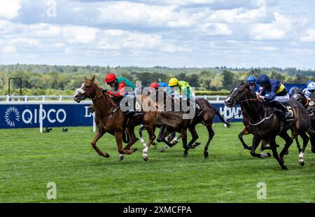 Northern Express (a sinistra) guidato dal fantino Paul Mulrennan che ha vinto il Moet & Chandon International Stakes durante il QIPCO King George Day all'Ascot Racecourse, Berkshire. Data foto: Sabato 27 luglio 2024. Foto Stock