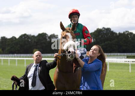 Northern Express guidato dal fantino Paul Mulrennan dopo aver vinto il Moet & Chandon International Stakes durante il QIPCO King George Day all'Ascot Racecourse, Berkshire. Data foto: Sabato 27 luglio 2024. Foto Stock