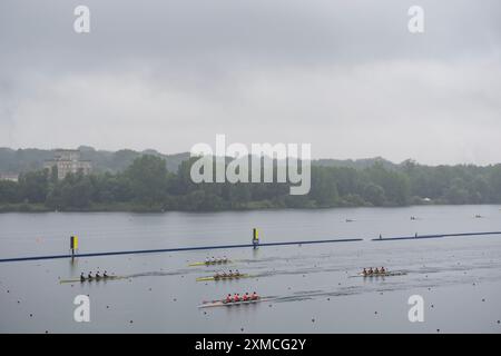 Vaires Sur Marne. 27 luglio 2024. Gli atleti gareggiano durante il quadruplo sculls maschile di canottaggio ai Giochi Olimpici di Parigi 2024 a Vaires-sur-Marne, in Francia, il 27 luglio 2024. Crediti: Sun Fei/Xinhua/Alamy Live News Foto Stock