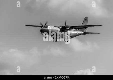 French Air and Space Force - aereo da trasporto tattico CASA CN-235 in arrivo alla RAF Fairford al Royal International Air Tattoo 2024. Foto Stock