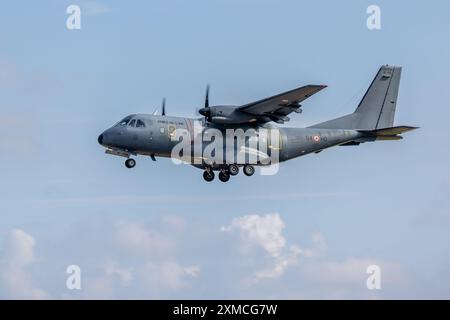 French Air and Space Force - aereo da trasporto tattico CASA CN-235 in arrivo alla RAF Fairford al Royal International Air Tattoo 2024. Foto Stock