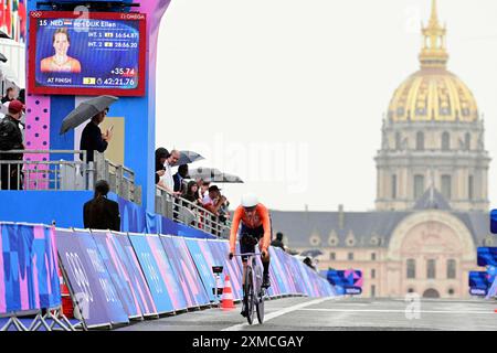 Parigi, Francia. 27 luglio 2024. L'olandese Ellen Van Dijk è stata fotografata in azione durante la prova a cronometro femminile ai Giochi Olimpici di Parigi 2024, sabato 27 luglio 2024 a Parigi, Francia . I Giochi della XXXIII Olimpiade si svolgono a Parigi dal 26 luglio all'11 agosto. La delegazione belga conta 165 atleti in 21 sport. BELGA PHOTO LAURIE DIEFFEMBACQ credito: Belga News Agency/Alamy Live News Foto Stock