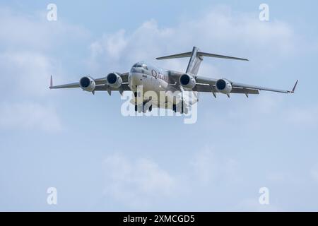 Qatar Emiri Air Force - Boeing C-17A Globemaster III, in arrivo alla RAF Fairford per prendere parte allo spettacolo statico al RIAT 2024. Foto Stock