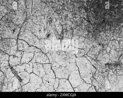 Superficie di terra secca e incrinata che rivela modelli di condizioni di siccità nel paesaggio rurale Foto Stock