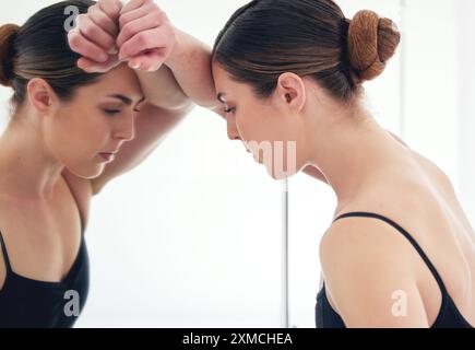 Donna, ballerina e pensiero allo specchio nella riflessione, nello stress e nell'ansia per la performance e la competizione. Artista femminile, triste e depressione nel balletto Foto Stock