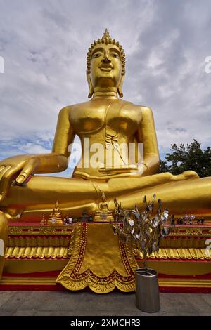 La statua del grande Buddha su Khao Phra Tamnak (collina di Pattaya) a Pattaya, Thailandia Foto Stock