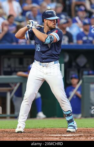 Kansas City, Missouri, Stati Uniti. 26 luglio 2024. L'esterno dei Kansas City Royals Hunter Renfroe (16) batte contro i Chicago Cubs al Kauffman Stadium di Kansas City, Missouri. David Smith/CSM/Alamy Live News Foto Stock