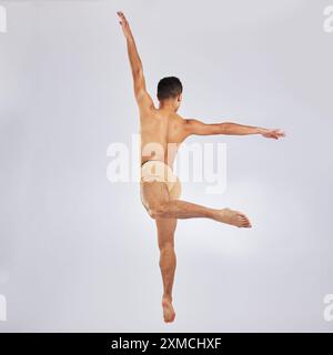 Back, uomo e ballerino in studio per esercitarsi su sfondo bianco con formazione per la competizione. Persona maschile, passione e talento nelle prove Foto Stock