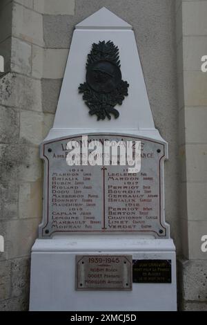 Monument aux morts dans la commune d'Aize, département de l'Indre et la région du Centre-Val de Loire Foto Stock