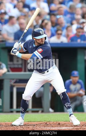 Kansas City, Missouri, Stati Uniti. 26 luglio 2024. L'esterno dei Kansas City Royals Garrett Hampson (2) batte contro i Chicago Cubs al Kauffman Stadium di Kansas City, Missouri. David Smith/CSM/Alamy Live News Foto Stock