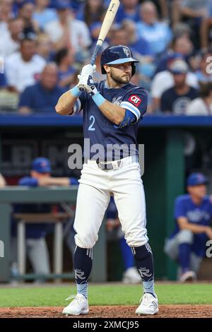 Kansas City, Missouri, Stati Uniti. 26 luglio 2024. L'esterno dei Kansas City Royals Garrett Hampson (2) batte contro i Chicago Cubs al Kauffman Stadium di Kansas City, Missouri. David Smith/CSM/Alamy Live News Foto Stock