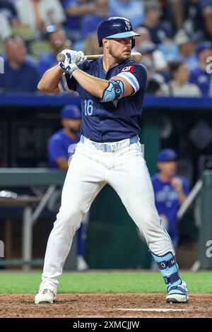 Kansas City, Missouri, Stati Uniti. 26 luglio 2024. L'esterno dei Kansas City Royals Hunter Renfroe (16) batte contro i Chicago Cubs al Kauffman Stadium di Kansas City, Missouri. David Smith/CSM/Alamy Live News Foto Stock