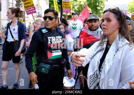 Londra, Regno Unito. 27 luglio 2024. Il manifestante paramilitare marcia a Londra. La polizia dice perfettamente normale e nonostante gli abusi verbali, non è stato commesso alcun crimine. Crediti: graham mitchell/Alamy Live News Foto Stock