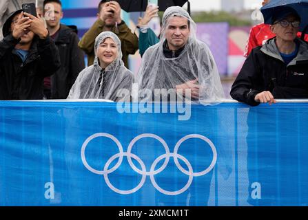 Parigi, Francia. 27 luglio 2024. Gli spettatori sfidano la pioggia a guardare la cronometro individuale del ciclismo su strada femminile alle Olimpiadi di Parigi 2024 a Parigi, Francia, sabato 27 luglio 2024. Grace Brown d'Australia ha vinto la medaglia d'oro, Anna Henderson di Gran Bretagna ha vinto l'argento e Dygert ha preso il bronzo. Foto di Paul Hanna/UPI. Crediti: UPI/Alamy Live News Foto Stock