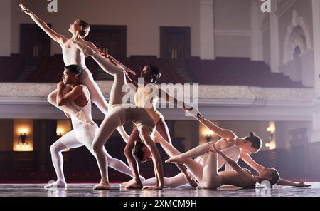 Balletto, teatro e gruppo di persone sul palco insieme per spettacoli, spettacoli o talenti. Arte, creatività e danza con studenti di arti dello spettacolo Foto Stock