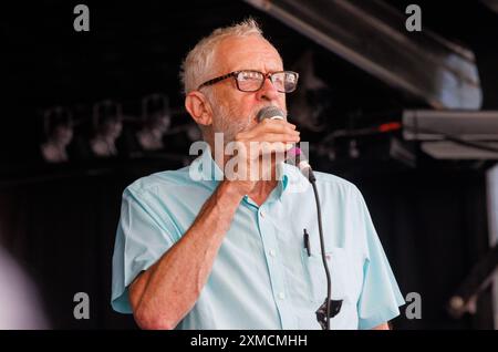 Londra, Regno Unito. 27 luglio 2024. L'ex leader laburista Jeremy Corbyn People marciano attraverso il centro di Londra per opporsi a una manifestazione a Trafalgar Square da parte dei sostenitori di Tommy Robinson e dell'estrema destra. E' una manifestazione antirazzista. Crediti: Mark Thomas/Alamy Live News Foto Stock