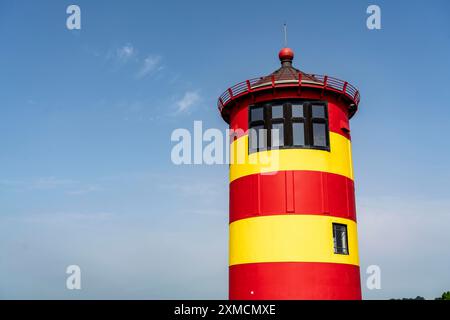 Il faro di Pilsum sulla diga del Mare del Nord vicino a Greetsiel, Frisia orientale, bassa Sassonia, Germania Foto Stock