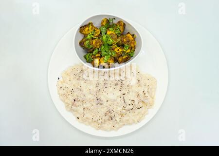 Un piatto di budino di riso, porridge kheer e patata achar per il festival shrawan 15 khir khane din Nepal Foto Stock