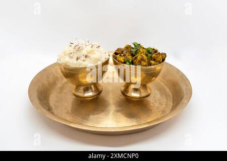 Un piatto di budino di riso, porridge kheer e patata achar per il festival shrawan 15 khir khane din Nepal Foto Stock