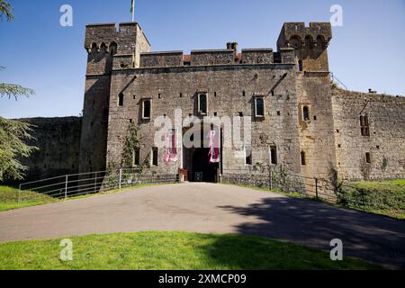 Il castello di Caldicott si crogiola al sole d'estate gallese Foto Stock