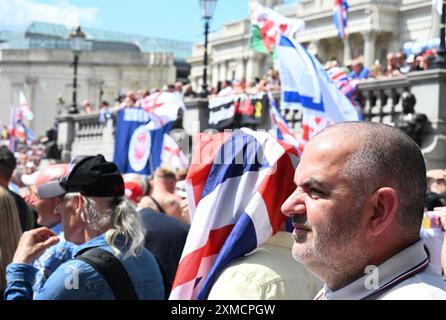 Londra, Regno Unito. Molte migliaia hanno partecipato al rally Tommy Robinson a Trafalgar Square. I manifestanti si erano riuniti presso le reali Corti di giustizia prima di marciare verso la piazza. Tommy Robinson ha affermato che questo è stato il "più grande raduno patriottico che il Regno Unito abbia mai visto". Crediti: michael melia/Alamy Live News Foto Stock