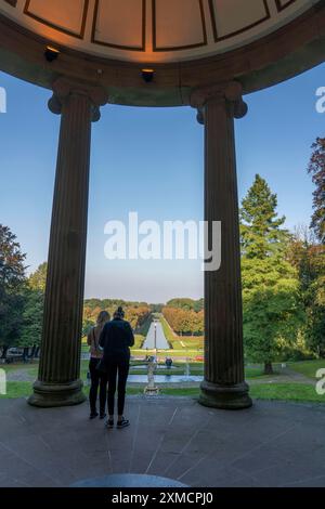 Giardini barocchi storici a Kleve, del XVII secolo, anfiteatro sullo Springenberg, statua di Pallade Athena, città termale di Kleve, Nord Foto Stock