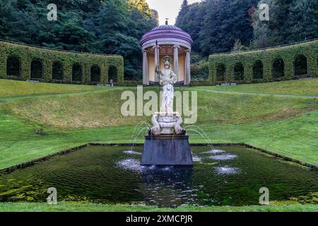 Giardini barocchi storici a Kleve, del XVII secolo, anfiteatro sullo Springenberg, statua di Pallade Athena, città termale di Kleve, Nord Foto Stock