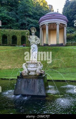 Giardini barocchi storici a Kleve, del XVII secolo, anfiteatro sullo Springenberg, statua di Pallade Athena, città termale di Kleve, Nord Foto Stock