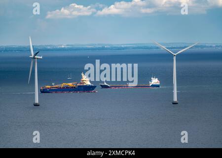 Turbine eoliche, parco eolico offshore a est di Copenaghen, a Oresund, nave da carico, Nordhavn, Danimarca Foto Stock