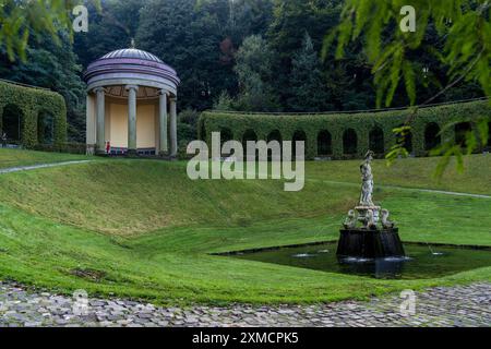 Giardini barocchi storici a Kleve, del XVII secolo, anfiteatro sullo Springenberg, statua di Pallade Athena, città termale di Kleve, Nord Foto Stock