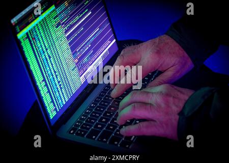 Immagine simbolica cyber attacco, criminalità informatica, cybercrimine, computer hacker attacco una rete, computer, infrastruttura IT Foto Stock