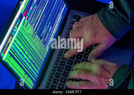 Immagine simbolica cyber attacco, criminalità informatica, cybercrimine, computer hacker attacco una rete, computer, infrastruttura IT Foto Stock