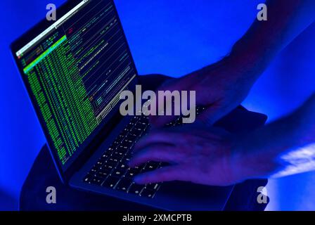 Immagine simbolica cyber attacco, criminalità informatica, cybercrimine, computer hacker attacco una rete, computer, infrastruttura IT Foto Stock